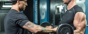 The pros and cons of training with a lifting partner in the gym